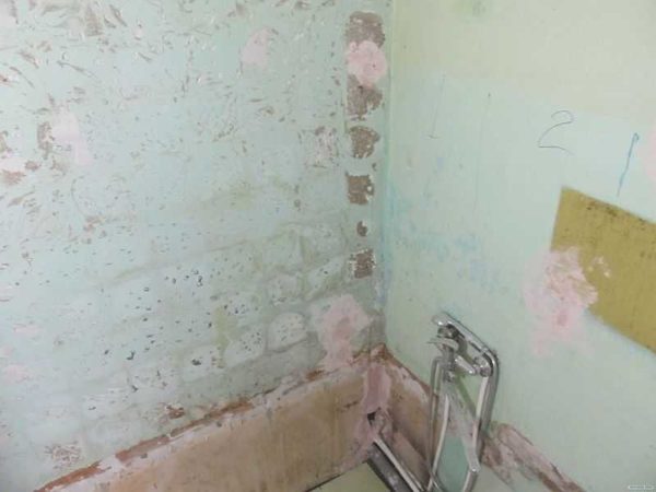 C'est à partir de cet état que commence généralement la réparation d'une salle de bain à Khrouchtchev