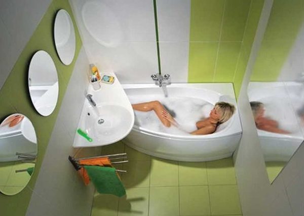 Les couleurs sont claires, les rayures verticales rompent la monotonie, mais le point culminant de l'intérieur est une salle de bain et un lavabo de forme non standard. Ils se complètent parfaitement et sont tous les deux pratiques à utiliser