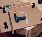 Installation des pieds sur le meuble inférieur de l'élément de cuisine