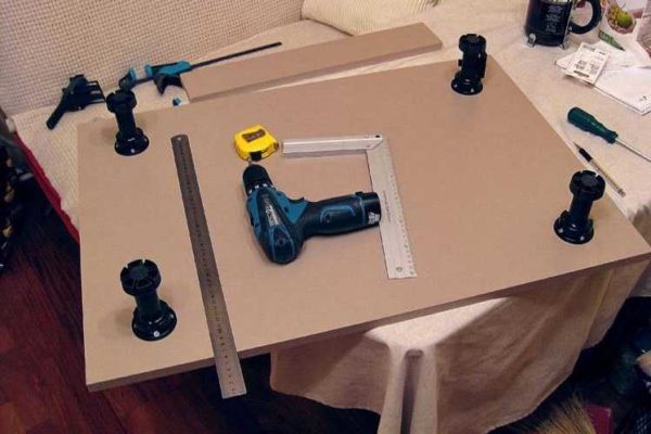 Installation des pieds sur le meuble inférieur de l'élément de cuisine