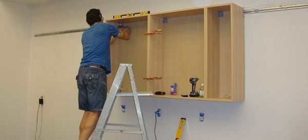 L'assemblage de la cuisine de bricolage peut prendre un jour ou plus.