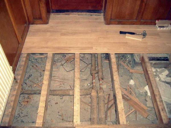 La pose d'un plancher à partir d'une planche rainurée sur des bûches est l'option la plus acceptable