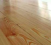 Planche rainurée en pin ou épicéa sous le vernis dure longtemps