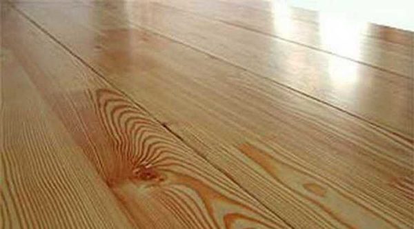 Planche rainurée en pin ou épicéa sous le vernis dure longtemps