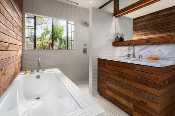 Option pour finir une salle de bain dans une maison en bois