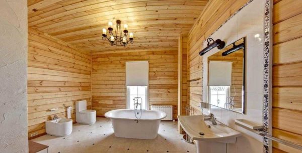 Salle de bain dans une maison en bois - le bois est partout