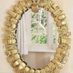 La décoration de ce miroir est des petites voitures