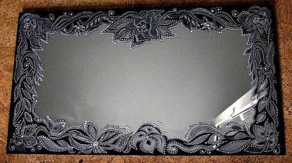 Tout d'abord, un dessin est appliqué, puis les pierres sont collées le long du contour