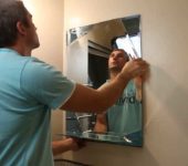 Vous pouvez accrocher un miroir au mur de la salle de bain, du couloir, du couloir à l'aide d'attaches, de colle, de ruban de montage