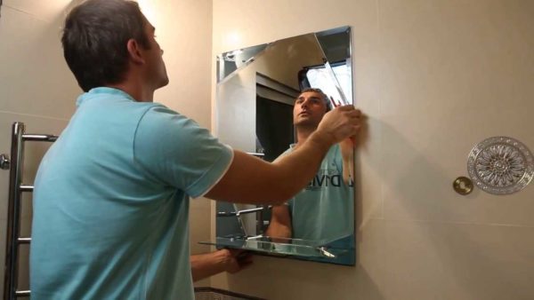 Vous pouvez accrocher le miroir au mur de la salle de bain, du couloir, du couloir à l'aide d'attaches, de colle, de ruban de montage