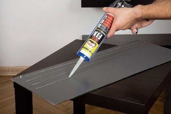 Le mastic silicone neutre fonctionne très bien