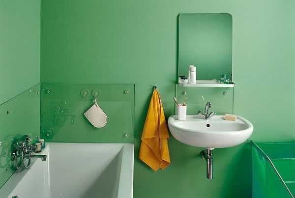 Vous pouvez protéger le papier peint du contact direct avec l'eau avec des panneaux de verre ou de plastique transparent