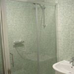 Voici à quoi ressemble la baignoire après avoir collé les carreaux de PVC sous la mosaïque