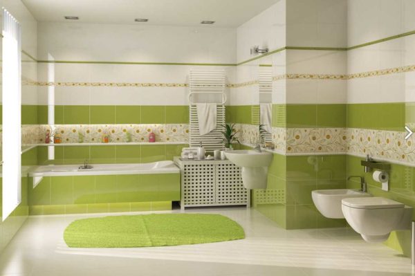 La combinaison de carreaux dans la salle de bain de différentes couleurs et textures