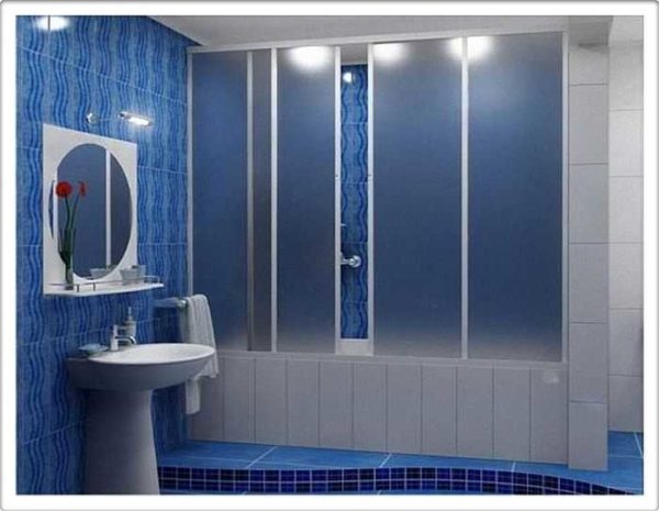 Les rideaux de bain coulissants sont en verre ou en plastique
