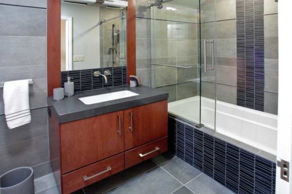Rideau de salle de bain en verre ou en plastique - pratique et fonctionnel