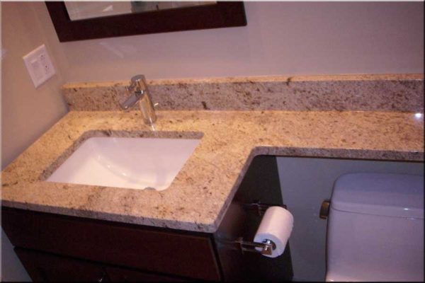 Comptoir de salle de bain sous l'évier pour petites salles de bain