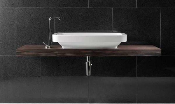 Le comptoir de la salle de bain sous l'évier est en bois comprenant