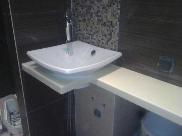 La forme est assortie au lavabo