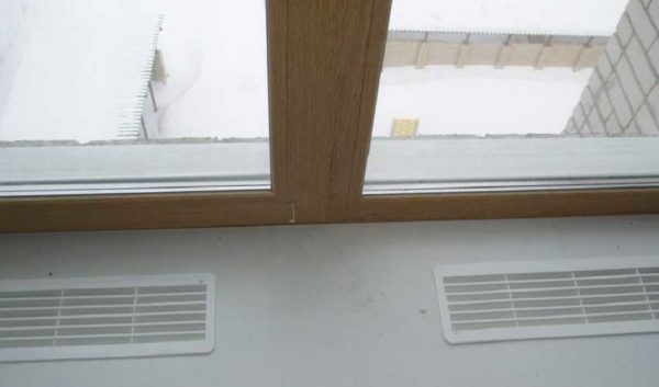 Grilles de ventilation dans le rebord de la fenêtre - si le radiateur est installé en dessous