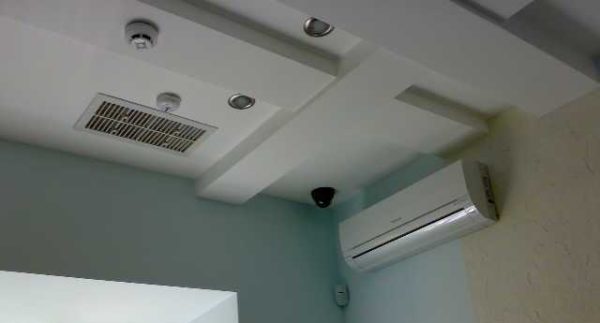 Installé au plafond