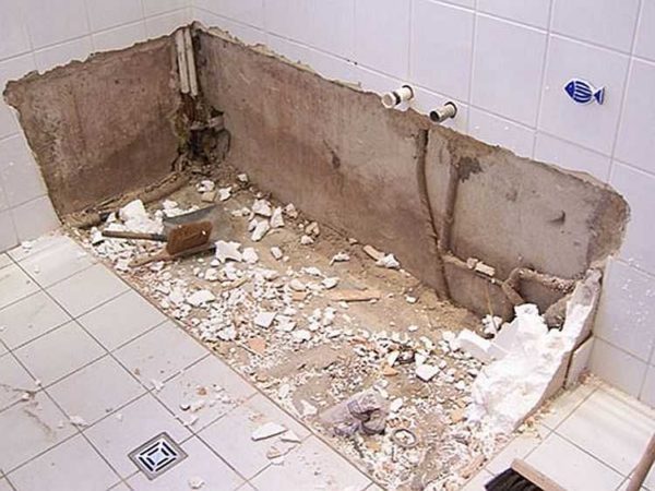 La première étape de la rénovation de la salle de bain - le démontage de la plomberie