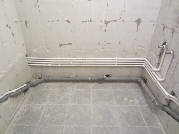 Le remplacement du système d'alimentation en eau et d'assainissement est un élément obligatoire d'un plan de rénovation de salle de bain étape par étape