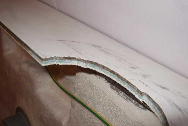 Une couche blanche très fine - c'est la couche acrylique dans ce cas