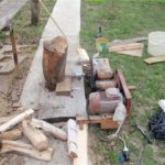 Fendeuse de bûches à vis faite maison avec un moteur électrique