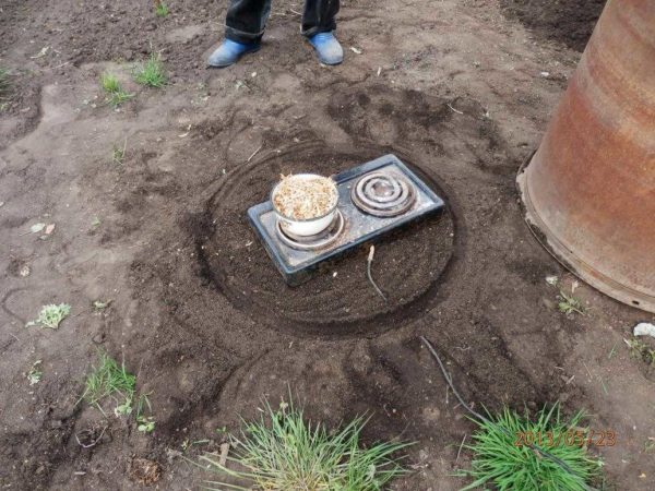 Le générateur de fumée à froid le plus simple peut être construit sur la base d'une cuisinière électrique et d'un baril
