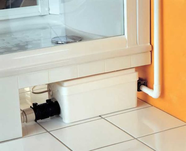 Pompe de douche d'égout - avec installation sous le bac