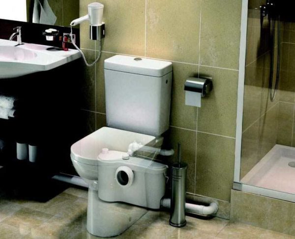 La pompe à eaux usées pour les toilettes et autres plomberie est petite