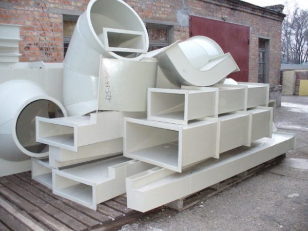 Les conduits en plastique ronds et rectangulaires peuvent être grands