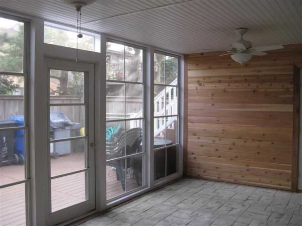Les portes d'entrée en PVC peuvent répéter les couvre-fenêtres un à un, ou elles peuvent différer