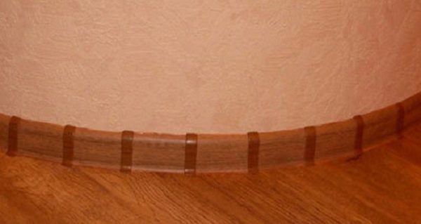 C'est ainsi que les murs arrondis sont décorés avec un socle standard et du plastique