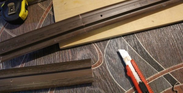 Vous pouvez couper certains types de plinthes en plastique avec un couteau à papeterie / papier peint ordinaire, mais il est préférable d'utiliser une scie avec une lame en métal