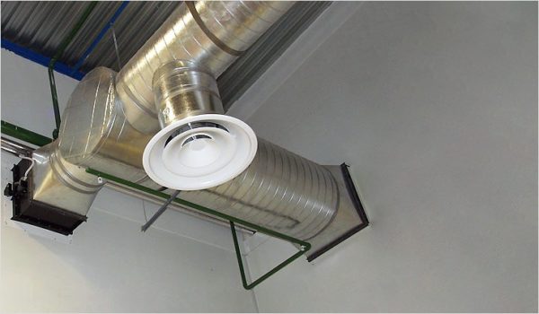 Si la forme et la taille correspondent, l'installation d'un diffuseur de plafond n'est pas un problème
