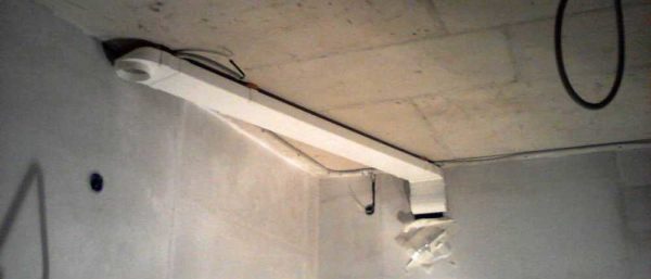 Un exemple d'utilisation d'un adaptateur - un diffuseur de plafond circulaire est connecté à un conduit de ventilation rectangulaire