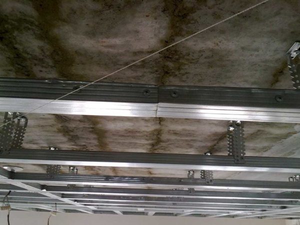 Tout d'abord, les profilés de plafond de guidage sont montés