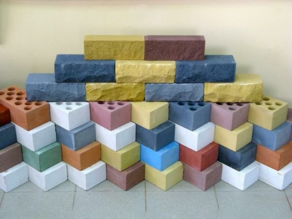 La brique de silicate peut être colorée Dans ce cas, elle est utilisée comme matériau de finition