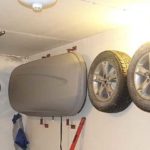 Enfoncer des broches d'une longueur suffisante dans le mur, mais de telle sorte que la goupille ne dépasse pas du pneu