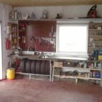 Exemple de disposition compacte d'outils et de pneus dans un garage