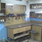 Placer un bureau dans le coin du garage et placer un canapé à côté n'est pas une solution au problème