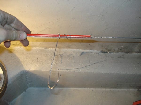 Nous fabriquons un crochet (ou plusieurs) pour accrocher les boucles de câble