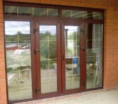 Les portes d'entrée en plastique peuvent faire partie du groupe d'entrée - avec des fenêtres sur les côtés