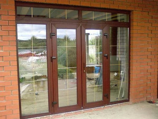 Les portes d'entrée en plastique peuvent faire partie du groupe d'entrée - avec des fenêtres sur les côtés