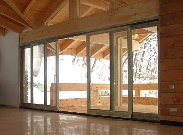 Les portes d'entrée coulissantes en plastique sont un excellent moyen de décorer la sortie de la terrasse, du jardin vers l'arrière-cour