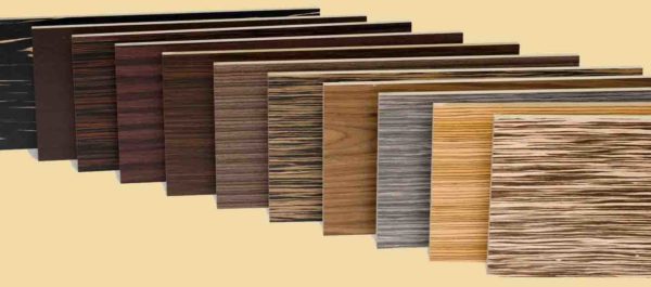 Le MDF peut être recouvert d'une couche de placage ou d'une feuille de PVC avec une répétition de la structure en bois