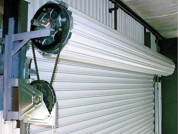 Dispositif de porte de garage à volet roulant