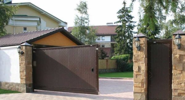 Le plus souvent utilisé comme portes de rue pour l'entrée des véhicules